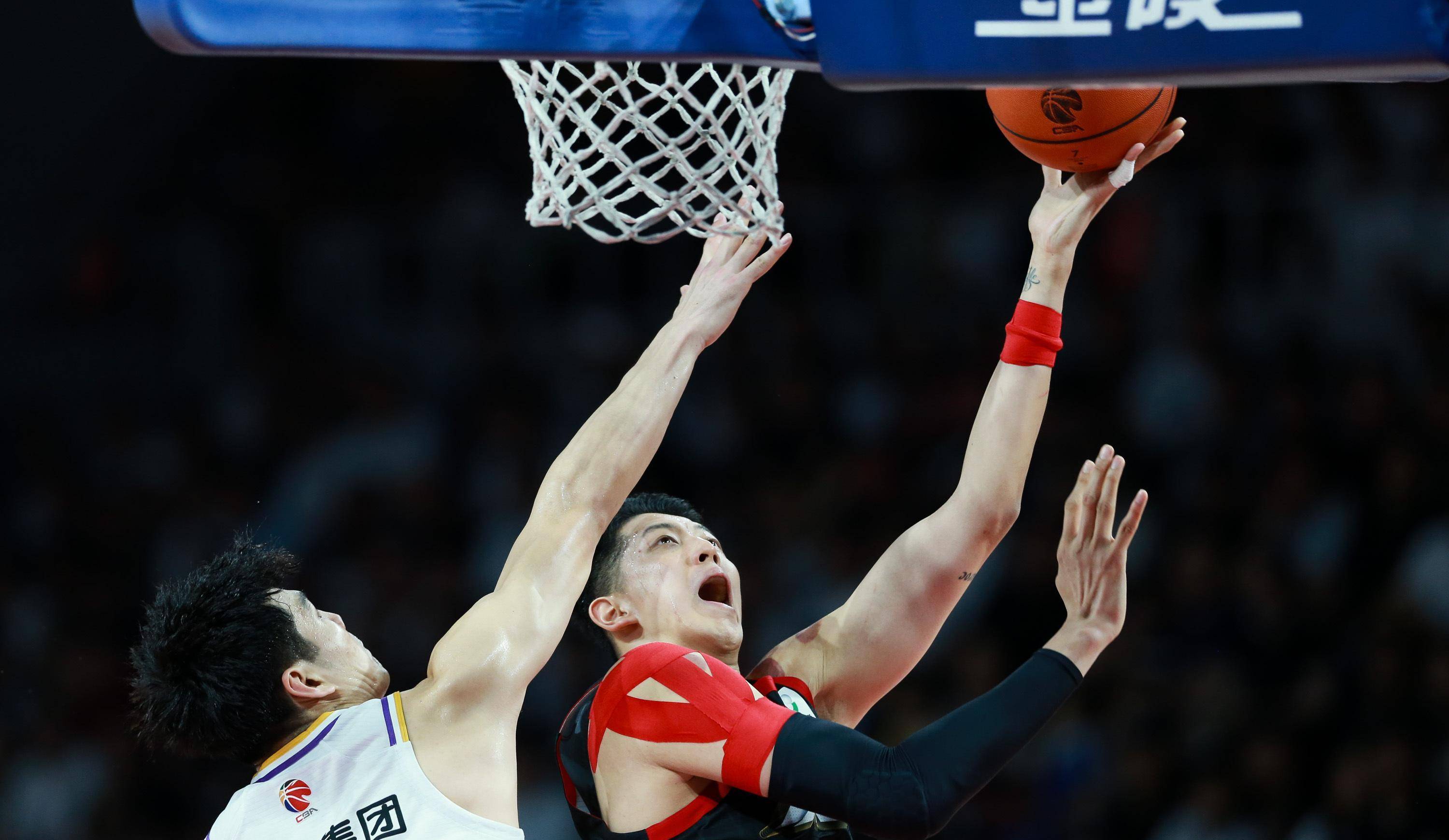 山东泰山训练开放日；加时末段队长鼓劲引欢呼；CBA季后赛在即；高层口径保持一致的简单介绍